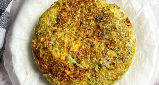 Tortilla de patatas y brócoli en freidora horno