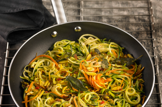 Espaguetis de hortalizas con almendras, ajos, salvia y guindilla