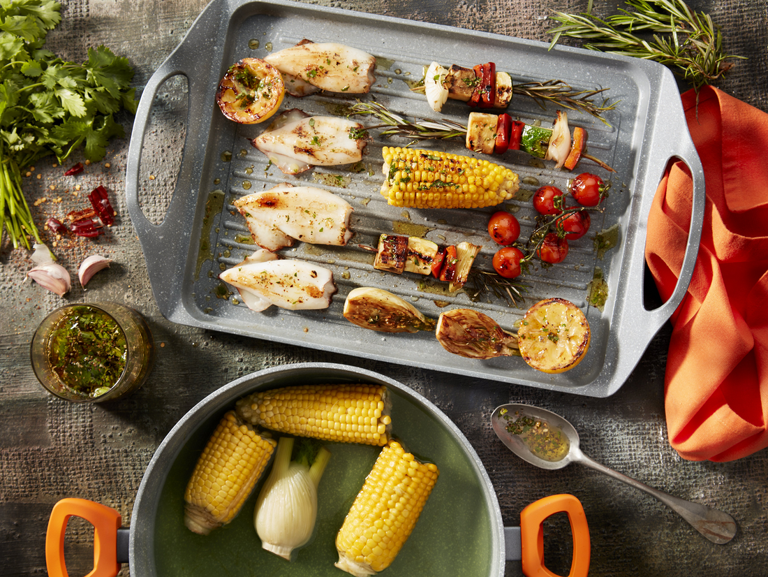 Grillada de verduras y calamares con chimichurri de cilantro