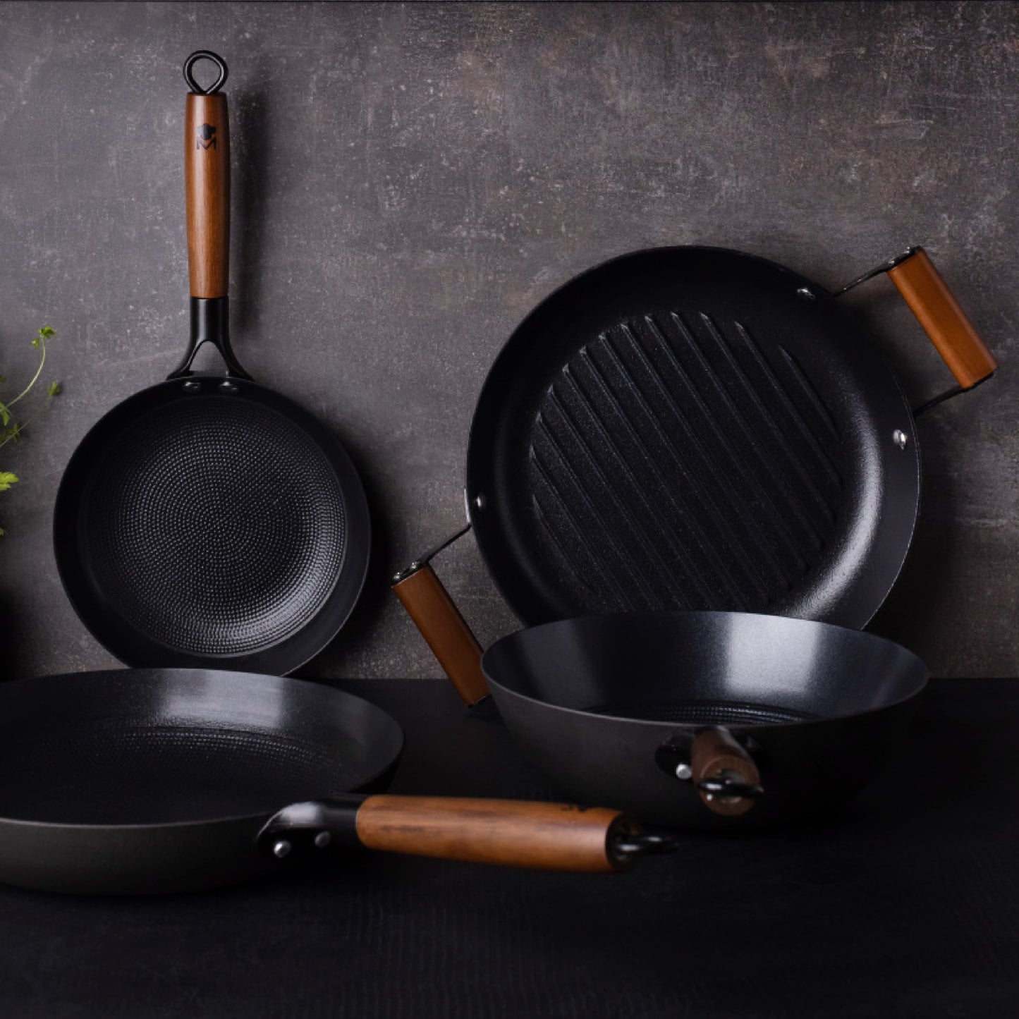 Juego de wok Masterpro de aluminio prensado de 24 cm y 4 utensilios de cocina - Odin