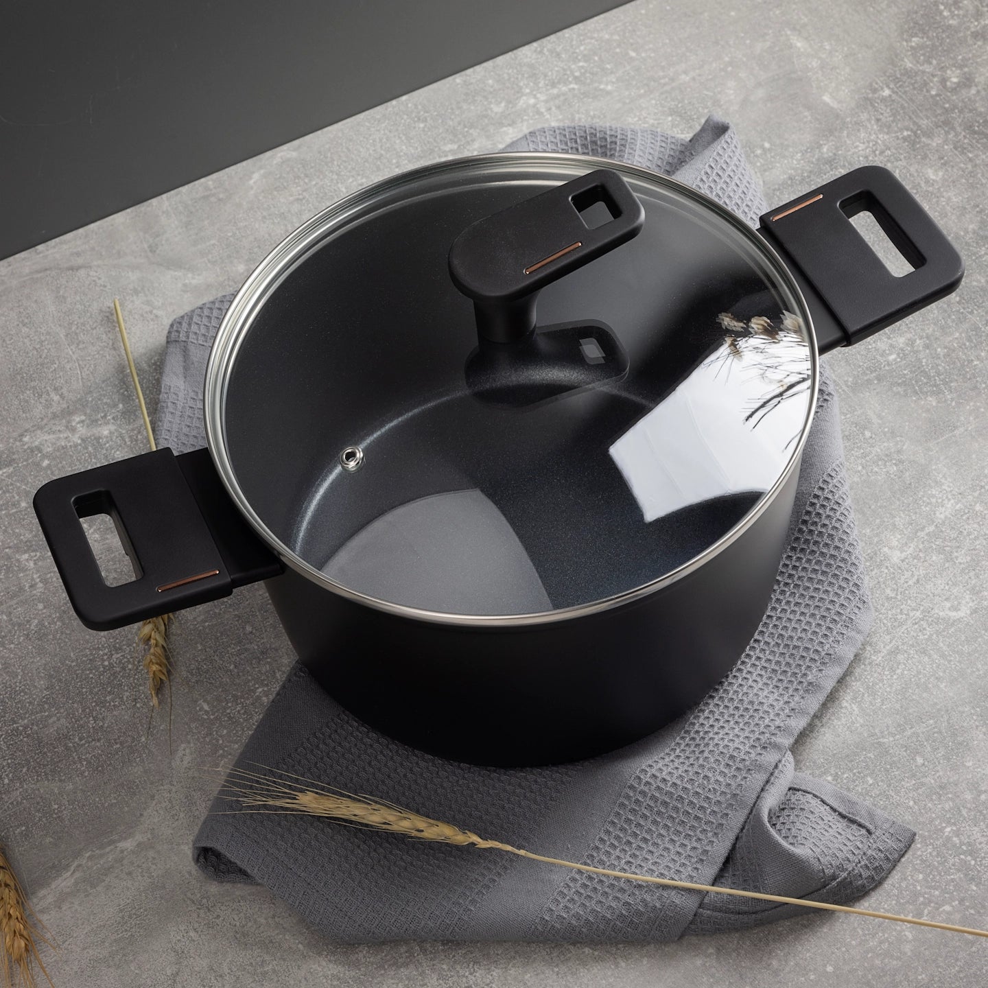 Cacerola con tapa 24Cm Aluminio Forjado Negro Mate Copper - Bergner