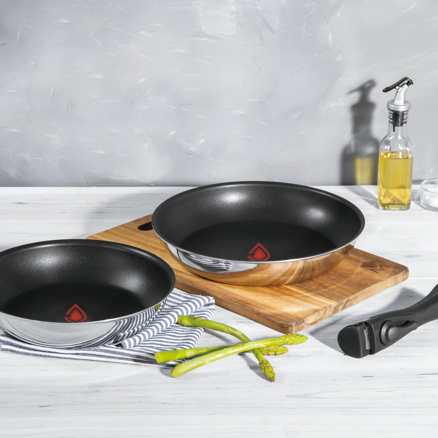 Juego de 2 sartenes con heatdot y 1 mango extraíble Bergner de acero inoxidable de 24 y 26 cm - Click & Cook (1)